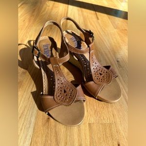 Indigo by Clark’s leather wedge sandals EUC